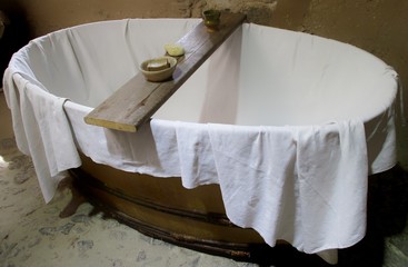 Baignoire ancienne et accessoires de bain