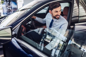 Naklejka premium businessman looking away while sitting in car