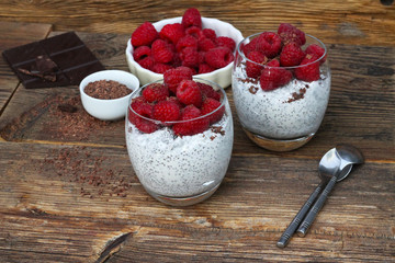 jogurt naturalny chia z malinami i wiórkami czekolady © katherine_gee