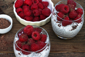 jogurt naturalny chia z malinami i wiórkami czekolady © katherine_gee