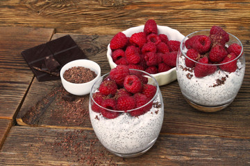 jogurt naturalny chia z malinami i wiórkami czekolady © katherine_gee