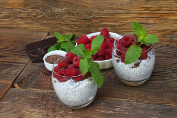 jogurt naturalny chia z malinami i wiórkami czekolady © katherine_gee