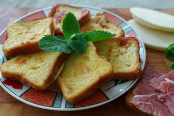 Toasted bread along with cheese and salt cooked for breakfast.