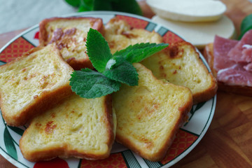 Toasted bread along with cheese and salt cooked for breakfast.