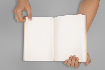 Obraz premium Top view- two hands hold a empty book spread
