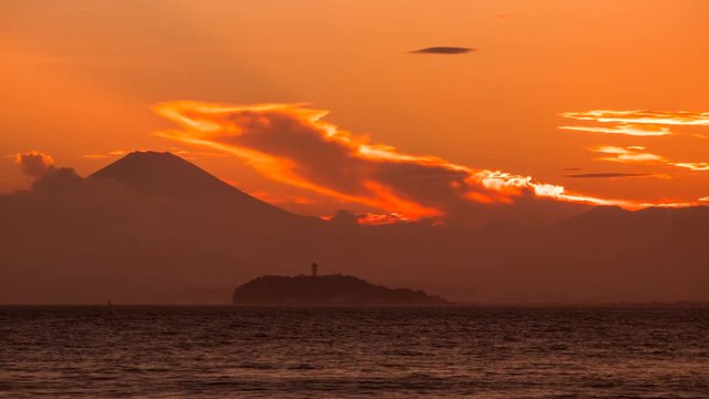 江の島の背後から富士山へ向けて昇る龍神のような夕焼け雲
