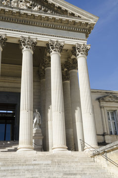 entrée du palais de justice de Montpellier, France