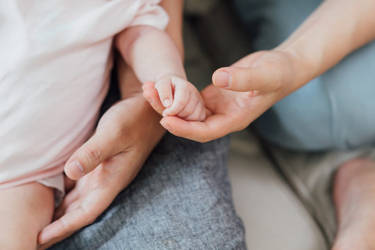 赤ちゃんと両親の手  - Baby and parents hands