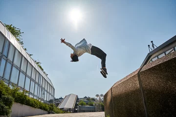 Foto op Plexiglas Frau macht Salto in einer Stadt © Michael