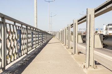 pedestrian passage of the automobile bridge