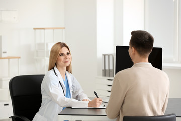 Obraz premium Female doctor consulting young patient in clinic