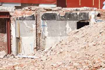 Mauerreste und  Trümmer eines abgerissenen Hauses