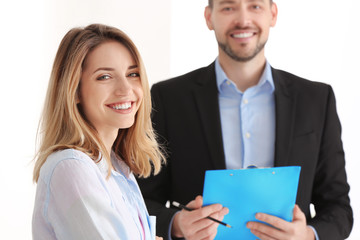 Obraz premium Businessman consulting young woman in office