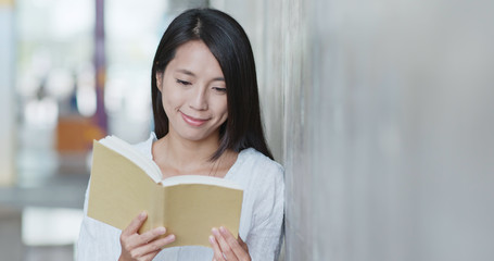 Fototapeta premium Woman read on book in university campus