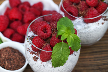 jogurt naturalny chia z malinami i wiórkami czekolady