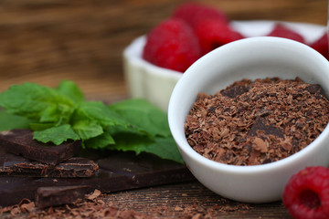 wiórki gorzkiej czekolady z dodatkami © katherine_gee