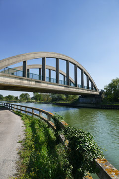Pont sur un canal