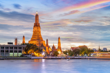 Naklejka premium Wat Arun or Temple of dawn during sunset in Bangkok, Thailand