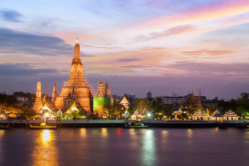 Obraz premium Wat Arun, Famous thai templ located next to the river during sunset