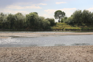 An der Weser bei sehr niedrigem Wasserstand nach bei Dürre