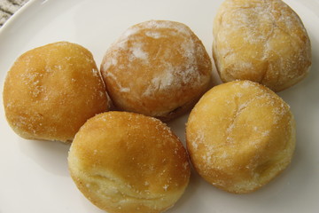 Beignets ou bugnes sur une assiette