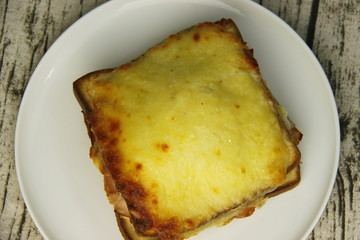 Croque monsieur sur une assiette