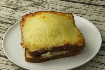 Croque monsieur sur une assiette