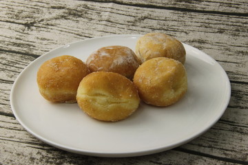 Beignets ou bugnes sur une assiette	