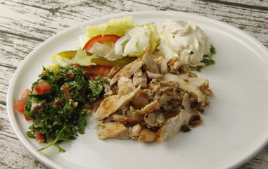 Plat libanais chawarma poulet et houmous sur une assiette	