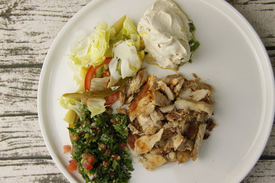 Plat libanais chawarma poulet sur une assiette