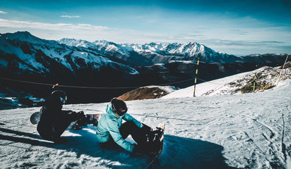 gente en la nieve esquiando deportes de invierno