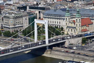 Fototapeta na wymiar Most Elżbiety w Budapeszcie