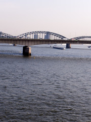 Eine Brücke über den Rhein in Köln