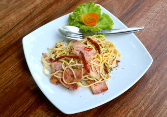 Spicy spaghetti with beacon and dry chilli