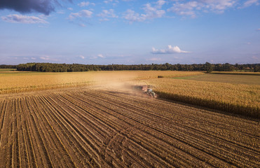 Maisernte,Maishäcksler - Erntewagen mit Traktor