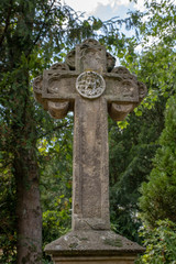 Schönes altes Steinkreuz mit dem Antlitz von Jesus