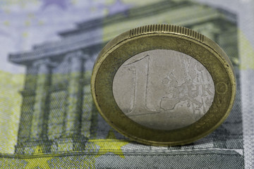moneta euro su banconota
