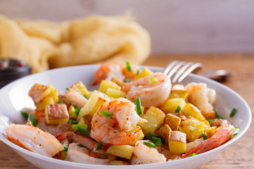 Shrimps with scallions and crispy potatoes