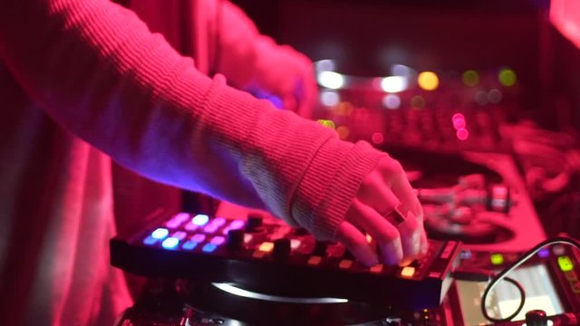 Concierto de Dj en vivo en discoteca.