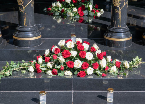 Ein sch&ouml;nes Blumengebinde wei&szlig;e und rote Rosen