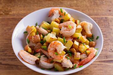 Shrimps with scallions and crispy potatoes