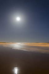 Fototapeta na wymiar long exposure on the beach with a full moon