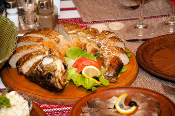 Stuffed fish with tomato, lemon, lettuce and olives