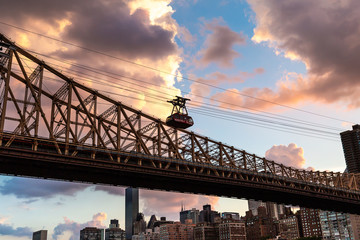 Obraz premium New York City / USA - JUL 27 2018: Roosevelt Island tramway at sunset