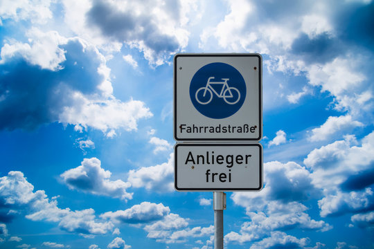 Verkehrsschild Fahrradstraße mit Zusatz Anlieger frei