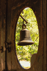Detalhe sino visto atrav&eacute;s da janela do trem