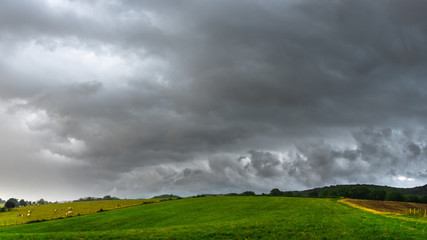 la campagne sous un ciel orageux