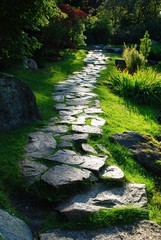 Fototapeta na wymiar Kamienna ścieżka w ogrodzie