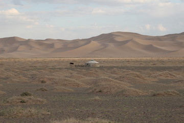 Fototapeta na wymiar Abandoned structure in the Gobi desert - Mongolia