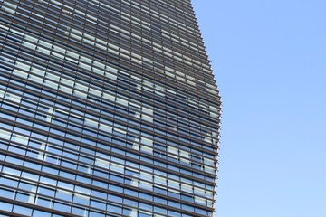 Edificio moderno in città - vetro e acciaio